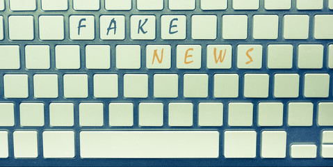 Silver keyboard with words: Fake news