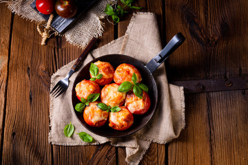 Stuffed tomatoes with minced meat and cheese