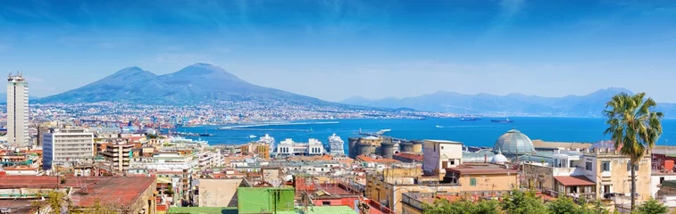 Fototapeten Panoramablick über Neapel, Italien. Castel Nuovo und Galleria Umberto I überragen die Dächer der Nachbarhäuser von Neapel. © IgorZh