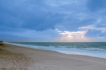 Fototapeta na wymiar beautiful blue sky at sunset at Siri Marataízes ES beach