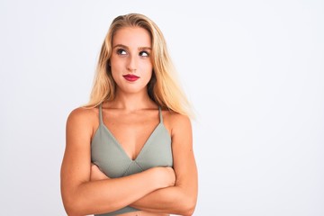 Obraz premium Young beautiful woman wearing casual green t-shirt standing over isolated white background smiling looking to the side and staring away thinking.