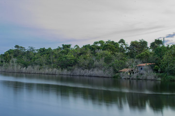 Obraz premium most nad rzeką, Dom w środku lasu, obok pięknego stawu i zieleni. Zdjęcie na tle.