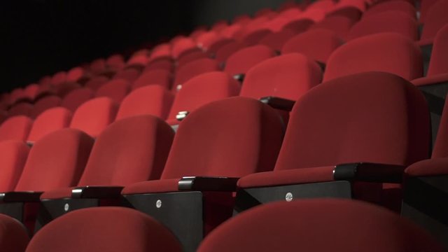 Butacas rojas para el p&uacute;blico de teatro o cine