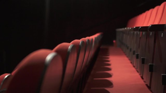 Butacas rojas para el p&uacute;blico de teatro o cine
