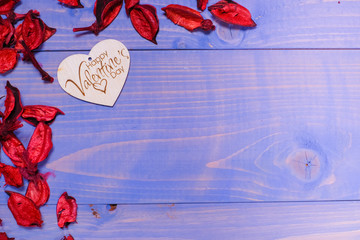 decor wooden heart with inscription I love you in petals on a blue background. decorative toy two cats are cuddling. view from above. Valentine's day concept, , wedding Copy space for inscriptions.