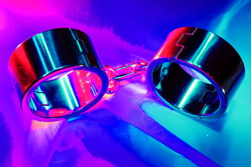 Edelstahl Handschellen im Licht - Fesseln / Bondage