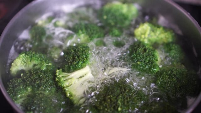 Cociendo brocoli en una olla plano detalle 4K
