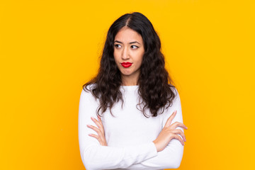 Obraz premium Mixed race woman over isolated yellow background thinking an idea