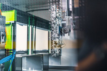 Industrielle Spritzguss Maschine / Roboter / Industrielle Fertigung in der Fabrik