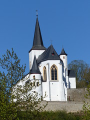 Fototapeta na wymiar St.-Matthias-Kirche in Reifferscheid / Eifel im Hochformat