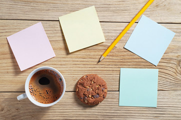 Obraz na płótnie Canvas Sticky notes and coffee with cookies