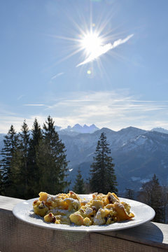 Kaiserschmarrn und Zwetschkenr&ouml;ster auf einer &ouml;sterreichischen Schih&uuml;tte. - Kaiserschmarrn and plum roaster on an Austrian ski hut.