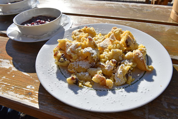 Kaiserschmarrn und Zwetschkenr&ouml;ster auf einer &ouml;sterreichischen Schih&uuml;tte. - Kaiserschmarrn and plum roaster on an Austrian ski hut.