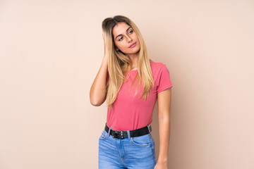 Fototapeta premium Young Uruguayan woman over isolated background thinking an idea
