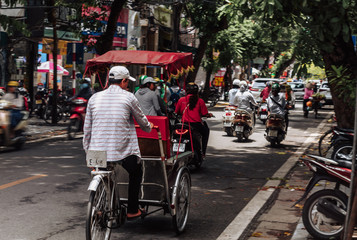 Hombre montando bicicleta de paseo a turistas