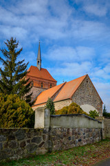 Blick von Osten auf den massiven Feldsteinbau der wiederaufgebauten historischen Dorfkirche Wesendahl am Brandenburgischen Jakobsweg