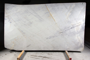 A white quartzite slab with red and dark stripes is called Bianco Appuano - 316442761