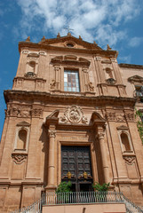 Fototapeta na wymiar Portal einer katholischen Kirche in Agrigento, Italien - Sizilien