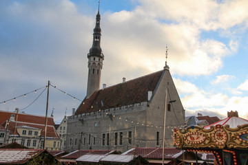 Obraz premium In the heart of Tallinn's Christmas market