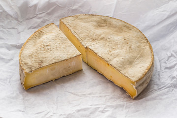 France; Auvergne. Un fromage Saint Nectaire coup&eacute;.  A cut Saint Nectaire cheese.