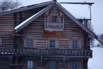 Fototapeta na wymiar wooden houses in the Russian countryside / wooden architecture, Russian provincial landscape, winter view village in Russia