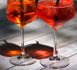 Zwei Gläser mit Spritz und Eiswürfeln