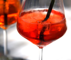 Leuchtend rotes Glas mit Spritz