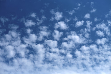 Wei&szlig;e Wolken und blauer Himmel - Stockfoto