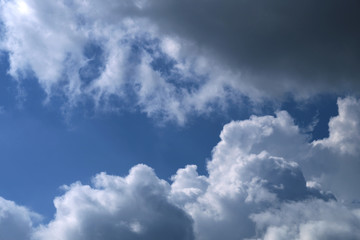 Fototapeta na wymiar Weiße Wolken und blauer Himmel - Stockfoto
