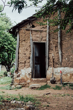 Casa de bahareque en pueblo colombiano