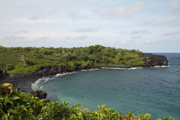 Obraz premium beautiful black sandy beach on Maui Hawaii