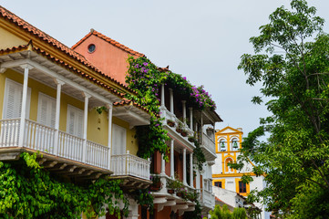 Fototapeta na wymiar Cartagena/Colombia: Balconies and church of the colonial and historic city