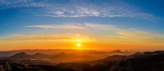 Wandaufkleber Panorama des Sonnenuntergangs in den Bergen © Mark
