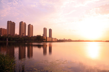 Obraz premium Waterfront city scenery in the evening, China