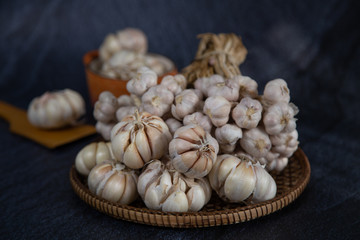 Fototapeta na wymiar Garlic is placed on the black table in the kitchen, preparing for cooking,