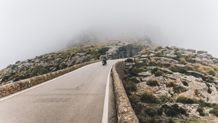 moto por la carretera con niebla