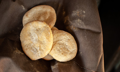 Pan de campo sobre tela oscura con rastros de harina