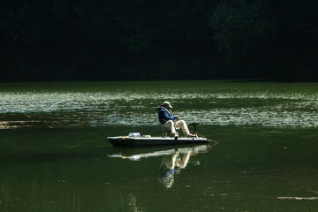 pescador lago bosque