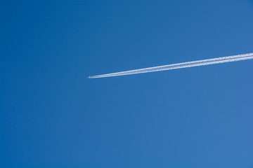 冬の寒い朝の飛行機雲