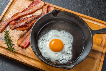 ベーコンエッグ Bacon egg with cast-iron skillet