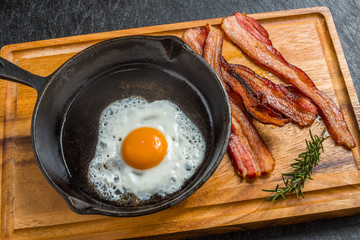 ベーコンエッグ Bacon egg with cast-iron skillet