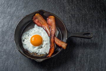 ベーコンエッグ Bacon egg with cast-iron skillet
