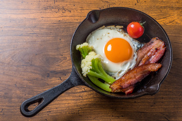 ベーコンエッグ Bacon egg with cast-iron skillet
