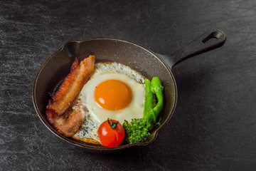 ベーコンエッグ Bacon egg with cast-iron skillet
