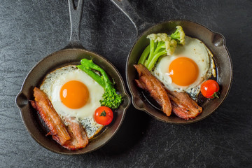 ベーコンエッグ Bacon egg with cast-iron skillet