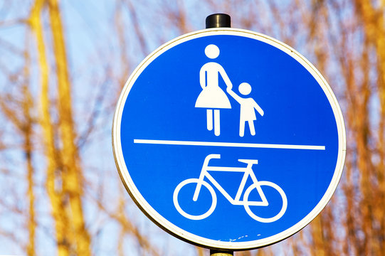 Gemeinsamer Fuß und Radweg Schild. Blaues Verkehrsschild mit Fußgänger und Fahrrad