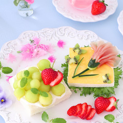 春のオープンサンドイッチ　メロンといちご　生ハムのカーネーション