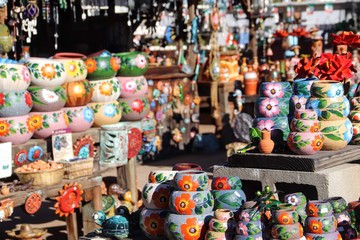Fototapeta na wymiar Beautiful colorful Mexican pottery on display