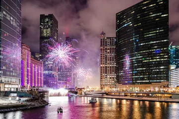 Foto op Aluminium A beautiful timelapse shot of fireworks near the Chicago River at Wolf Point in Chicago, USA © Antwon McMullen