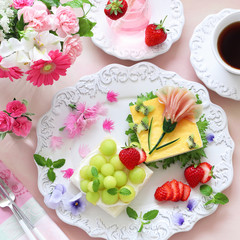 春のオープンサンドイッチ　メロンといちご　生ハムのカーネーション